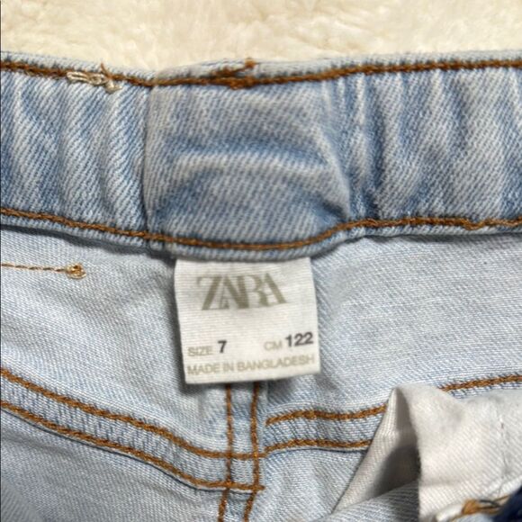 Zara light blue denim shorts with a distressed design. - Picture 3 of 4